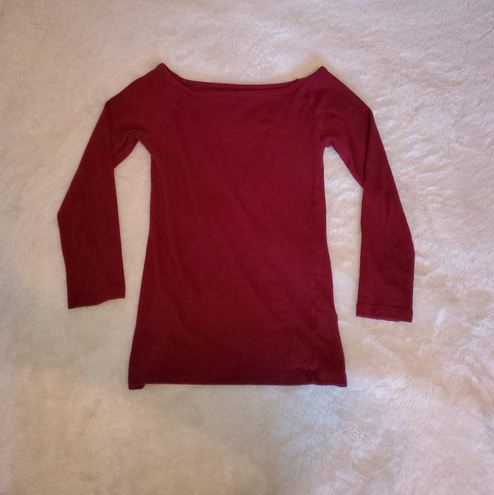 Burgundy off-shoulder elbow-sleeve tee